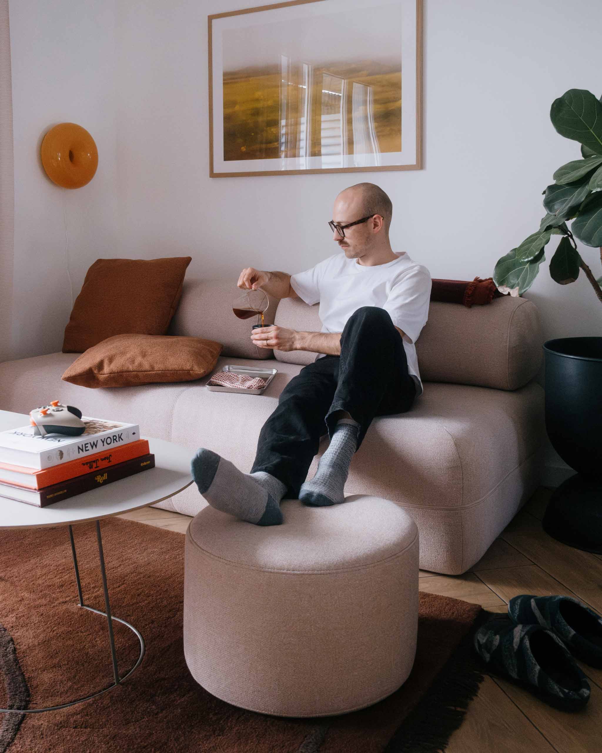 Friends of KHOY: Julien and everyday life with a pet in a small Paris apartment